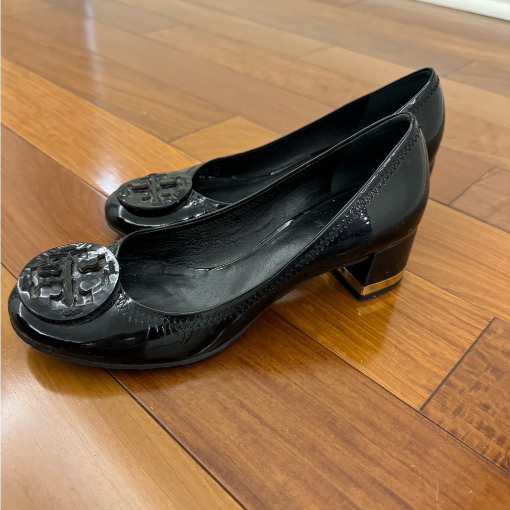 Tory Burch Black and Gold Pumps